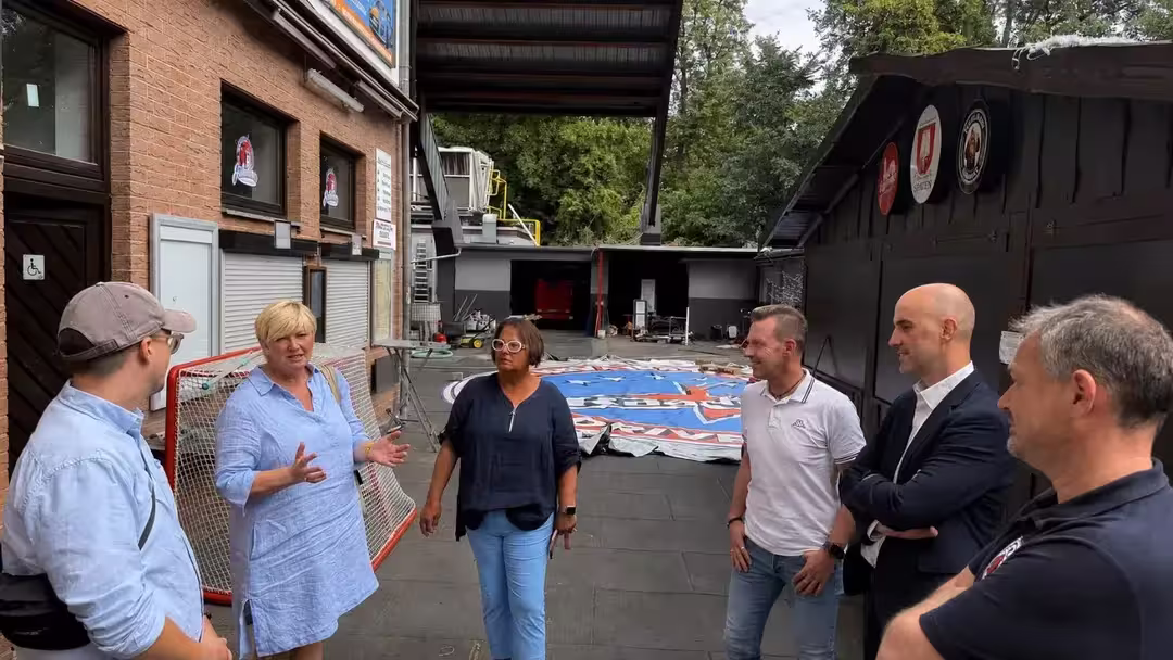 Am Donnerstag hatten wir als Initiative 'Zukunft Pferdeturm' die Gelegenheit, Oberbürgermeister Belit Onay und die Dezernentin für Jugend, Familie und Sport, Frau Blasberg-Bense, direkt vor Ort am Pferdeturm zu begrüßen. 1 von 2