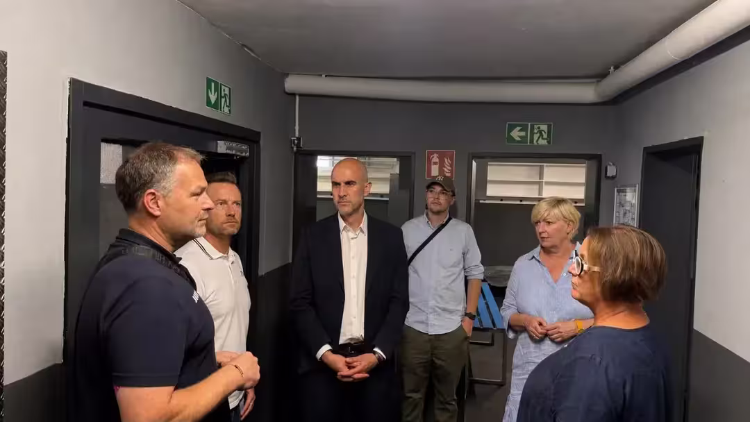 Am Donnerstag hatten wir als Initiative 'Zukunft Pferdeturm' die Gelegenheit, Oberbürgermeister Belit Onay und die Dezernentin für Jugend, Familie und Sport, Frau Blasberg-Bense, direkt vor Ort am Pferdeturm zu begrüßen. 2 von 2